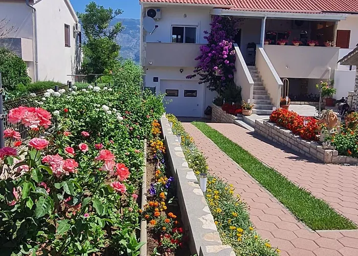 Flower Garden Apartment Ražanac